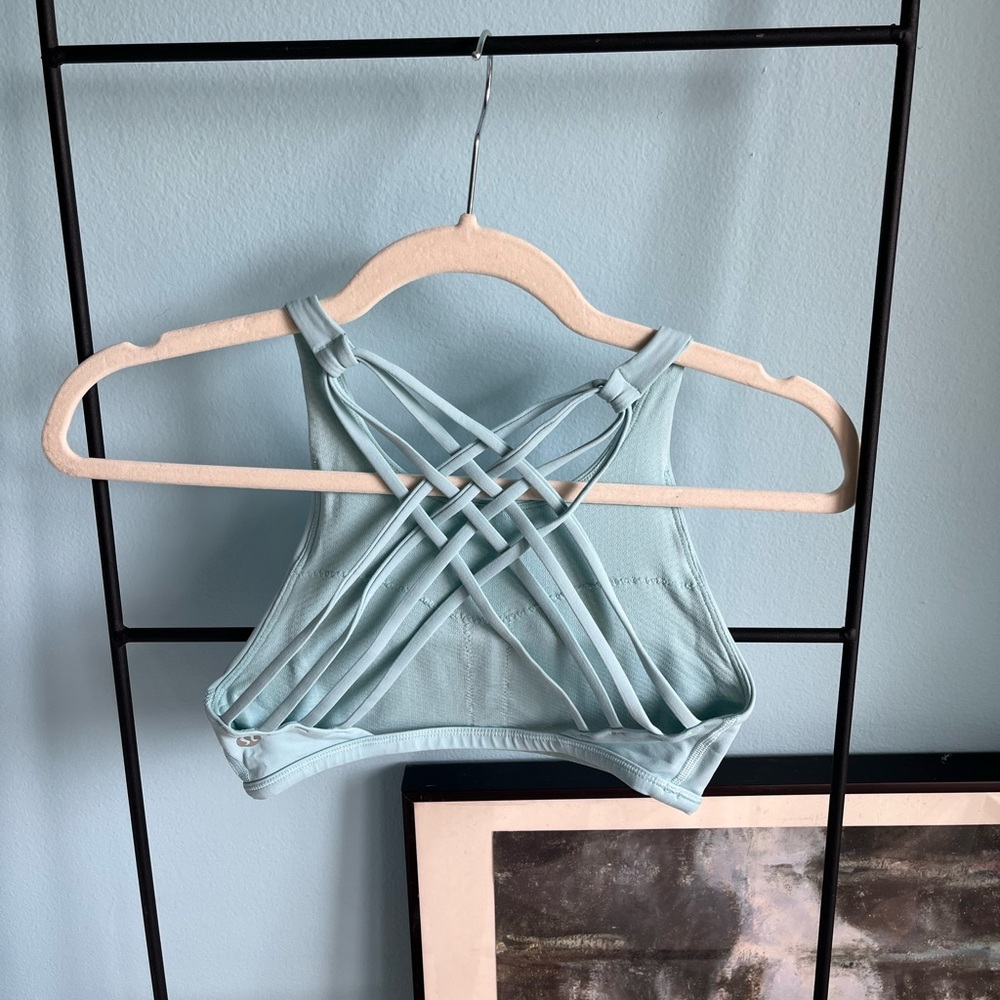 Lululemon high neck bra baby blue/light 4. Wild